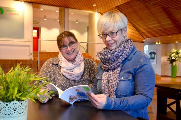 Stefanie Eck (links) und Melanie Mahr nehmen gemeinsam an der Zertifikatsfortbildung zum Thema Kita-Leitung im Bielefelder Bildungszentrum Haus Neuland teil.