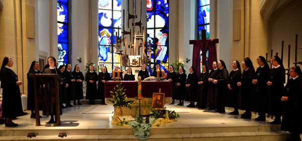Zur Eröffnung des Provinzkapitels der Franziskanerinnen Salzkotten versammelten sich am Sonntag die Kapitularinnen um den Altar in der Mutterhauskirche. ©Michael Bodin / presse-fcjm