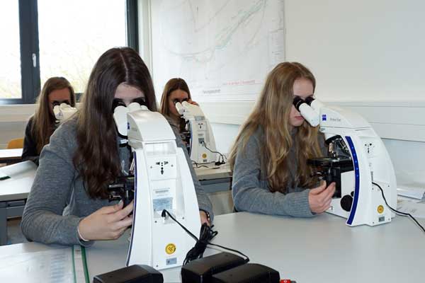 Die Schülerinnen lernten die Mikroskopie im Labor für Siedlungswasserwirtschaft kennen. ©Hochschule OWL