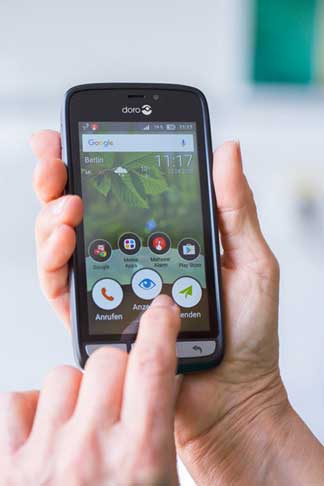 Das Malteser Smartphone hat eine vorinstallierte Notruf-App.